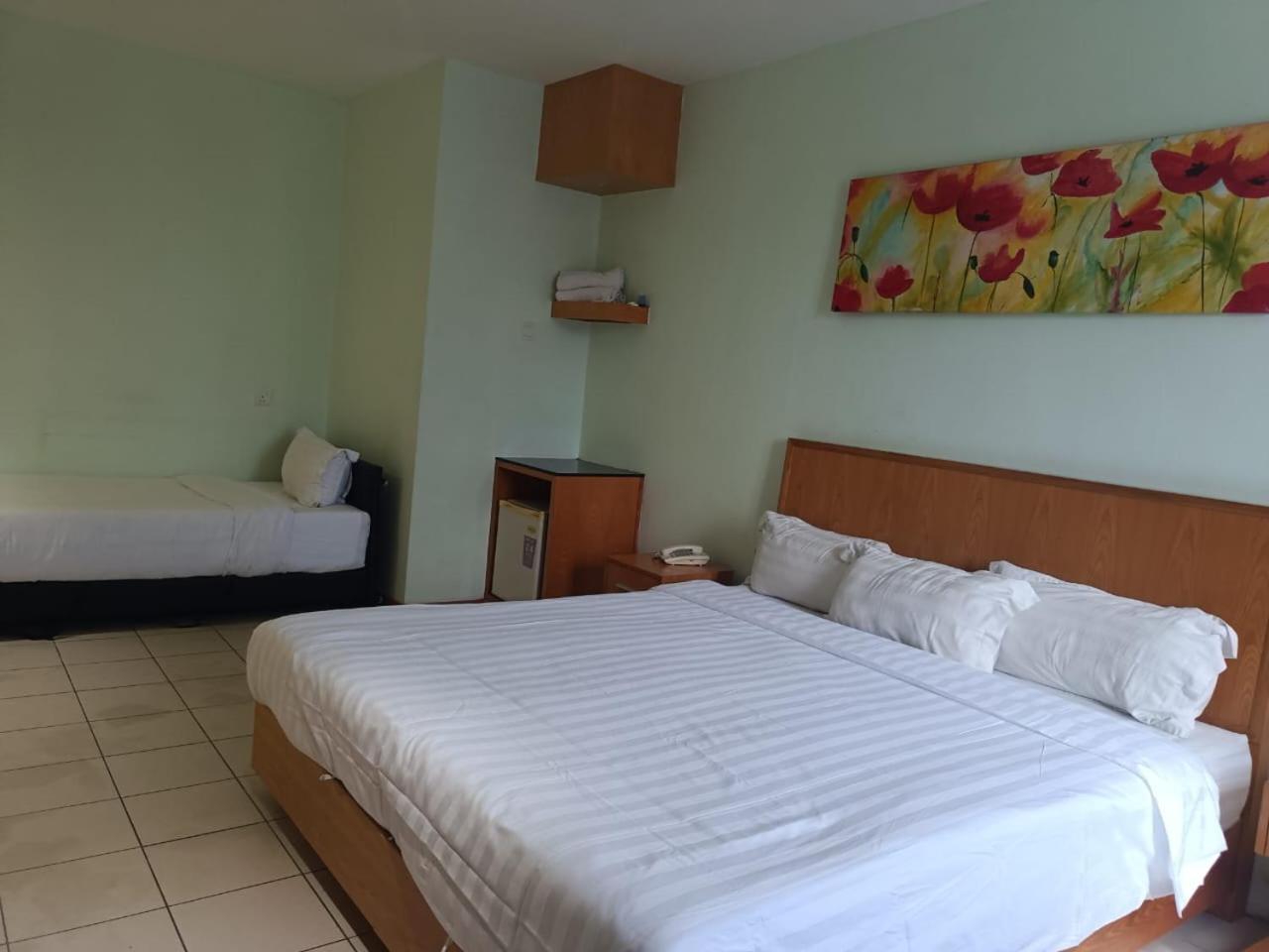 Fratini'S Hotel Labuan Buitenkant foto